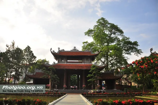 Cổng Tam quan độc đáo, kích thước rộng lớn và vẫn được lưu giữ nguyên vẹn.