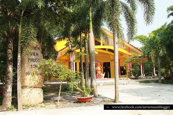 “Thiền viện Phước Sơn tọa lạc trên ngọn đồi Lá Giang, rộng 30 hécta với nhiều cây xanh”.