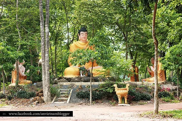 Tượng Phật trong sân thiền viện