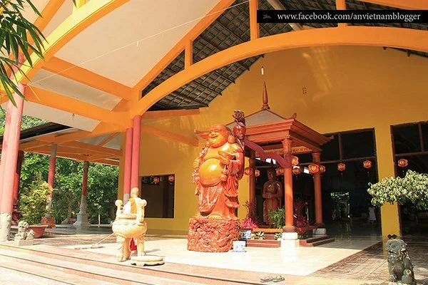 Trước điện Phật
