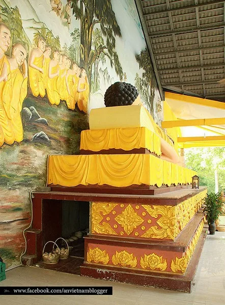 Bên dưới tượng là chỗ trống như cái hang có thể ra vào, bạn tôi nói theo phong tục Thái Lan, người nào thành tâm cầu nguyện và chui qua chui lại 3 lần trong hang này thì tâm nguyện sẽ thành hiện thực.