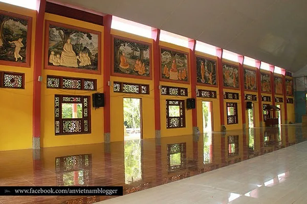 Tường được trang trí bằng nhiều tranh tượng Phật