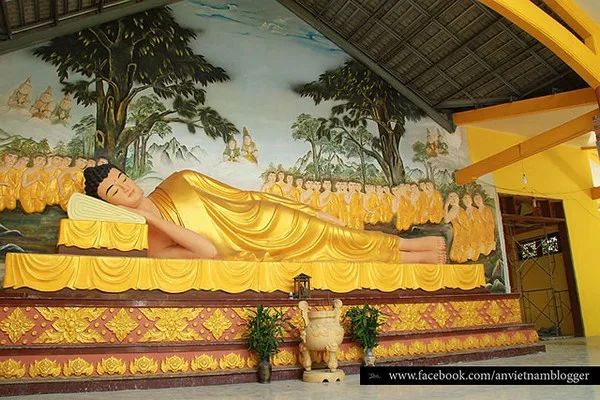 Phía sau điện Phật là tượng Phật nằm cũng khá lớn.