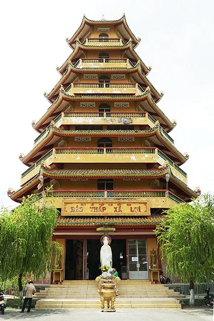 Khách Tây ngưỡng mộ kiến trúc của chùa cổ bậc nhất Sài Gòn