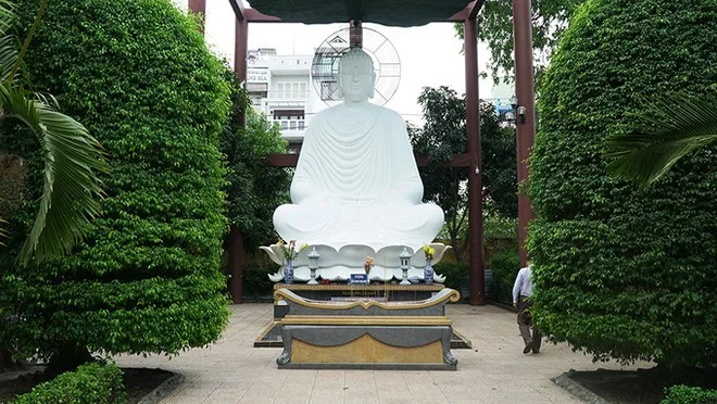 Khách Tây ngưỡng mộ kiến trúc của chùa cổ bậc nhất Sài Gòn