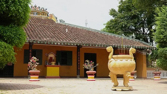 Khách Tây ngưỡng mộ kiến trúc của chùa cổ bậc nhất Sài Gòn