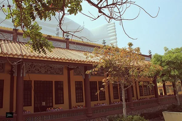 Quanh tượng Phật còn được trang trí 840 cánh hoa sen