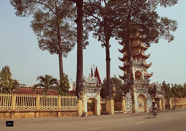 Cổng chùa cổ kính