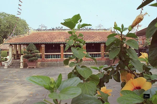 Chánh điện giản dị với mái đỏ rêu phong