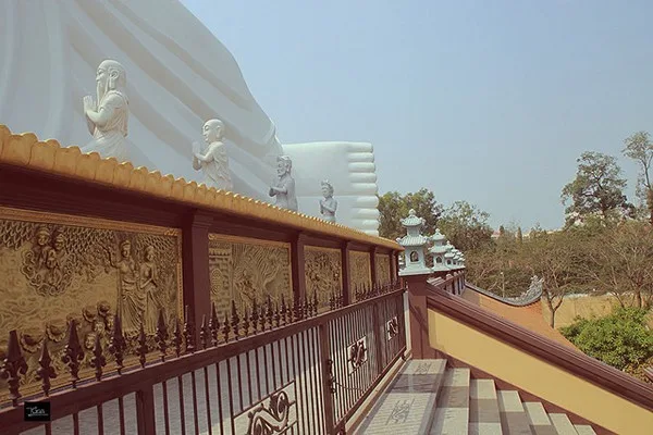 Dưới chân bệ nằm là 20 bức phù điêu thể hiện cuộc đời của đức Phật từ lúc đản sinh đến lúc nhập Niết bàn