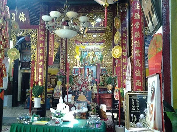 Hàng cột gỗ lim và những tấm liễng, câu đối viết bằng chữ Hán vẫn được gìn giữ nguyên vẹn suốt trăm năm qua