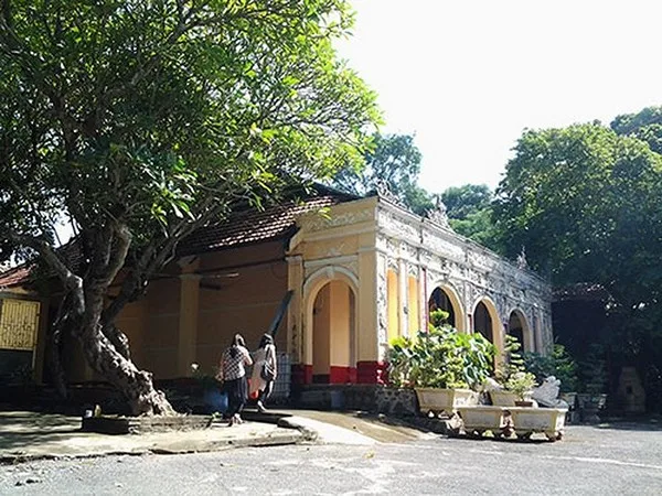 Gần đến ngày rằm Vu Lan, du khách phương xa đến viếng và vãn cảnh ngôi chùa 400 tuổi rất nhiều