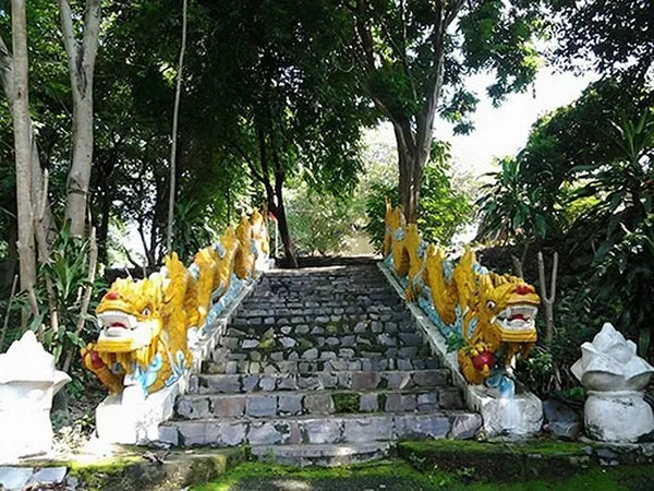 Đường lên chùa phải bước lên 20 bậc thềm đá rêu phong cổ kính, hai bên có hai con rồng chế tạc bằng đá