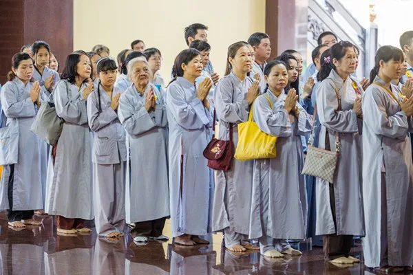 Các phật tử xếp hàng chờ vào chùa tưởng niệm.