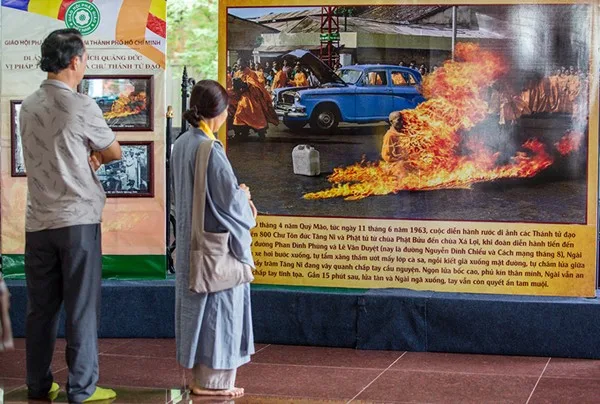 Khu vực sảnh chùa có trưng bày nhiều hình ảnh tư liệu về Bồ Tát Thích Quảng Đức để phục vụ du khách, phật tử tham quan, tìm hiểu về cuộc đời và đạo nghiệp của Ngài.