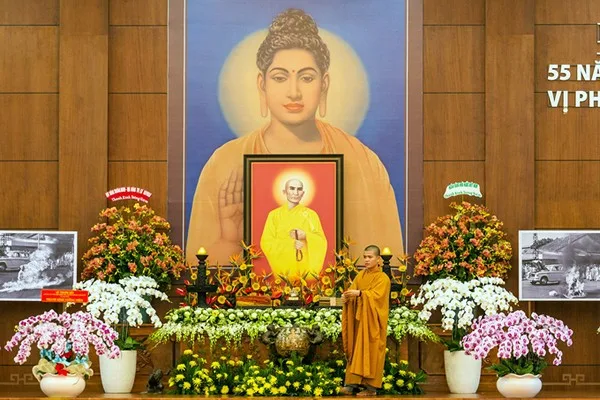 Hình ảnh Hòa thượng Thích Quảng Đức đặt trang trọng giữa Chánh điện chùa Việt Nam Quốc Tự.