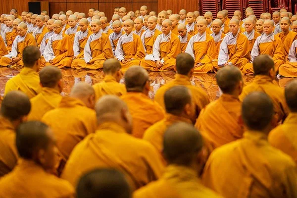 Các tăng ni ngồi thiền, đọc lời kinh cầu nguyện trong buổi lễ tưởng niệm.
