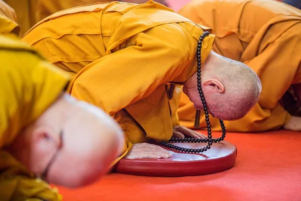 Các vị Chư tôn giáo phẩm thực hiện nghi lễ tưởng niệm.