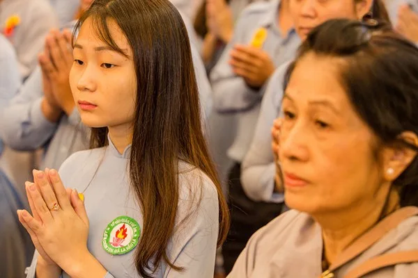 "Đây là lần đầu tiên tôi đến chùa này để cầu nguyện trước Ngài và với tôi đó là một diễm phúc", phật tử Đoàn Thị Hoa (quận 5) vừa nói, vừa chắp tay thành kính tưởng niệm Bồ Tát Thích Quảng Đức.