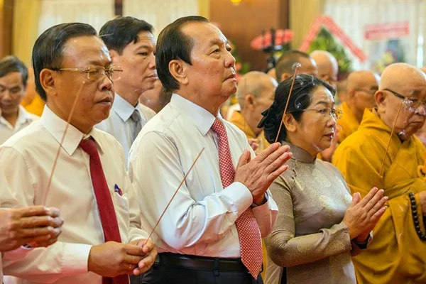 Tại buổi tưởng niệm, các lãnh đạo, nguyên lãnh đạo Tp.HCM thắp nhang, tri ân Bồ Tát Thích Quảng Đức.