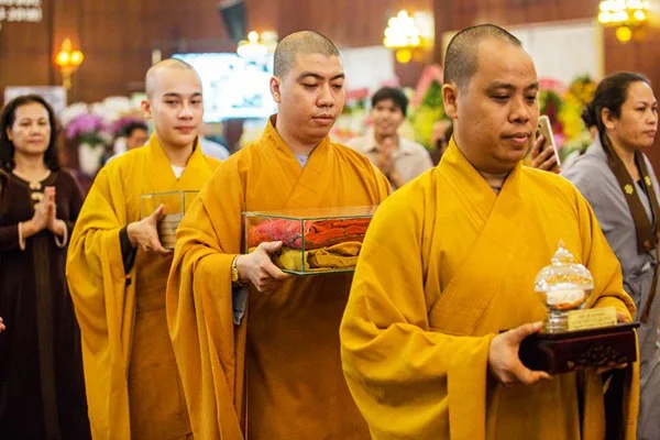 Sau 2 giờ làm lễ tưởng niệm, các tăng ni mang xá lợi, y phục và kinh Phật của Bồ Tát Thích Quảng Đức về kho lưu trữ.