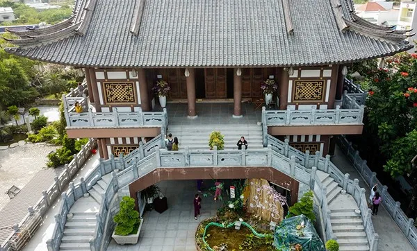 Tu viện Khánh An mang phong cách của Phật giáo Bắc tông, đậm nét kiến trúc Á Đông. Lối lên Chánh điện là những bậc thang bằng đá với hoa văn trạm trổ hình hoa sen.