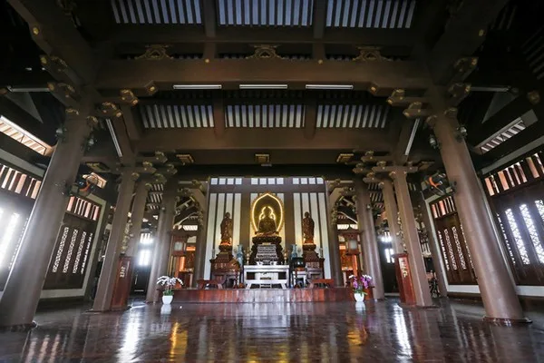 Chánh điện của chùa được mang tên "Phật đường tỉnh thức" với kết cấu chủ đạo làm bằng gỗ, là nơi tụng kinh lễ bái, tọa thiền của các chư tăng, phật tử.