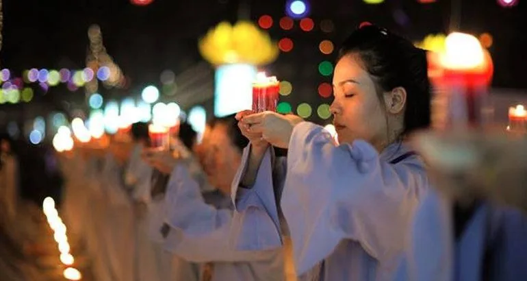 Pháp thọ giới Bát quan trai của hàng cư sĩ phải do người xuất gia có giới đức trao truyền - Ảnh minh họa