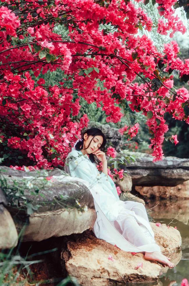 Đừng quan tâm tới người khác nói gì về mình. Hãy cứ sống cho đúng với mình