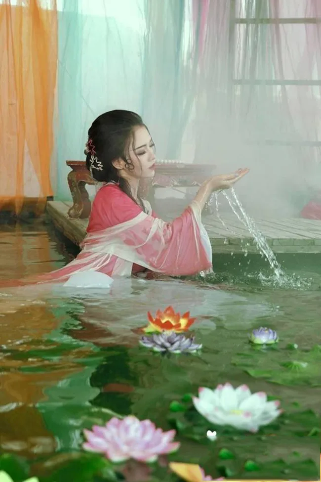 Đừng quan tâm tới người khác nói gì về mình. Hãy cứ sống cho đúng với mình
