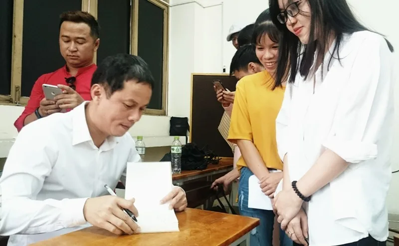 Nhà thơ Trần Lê Khánh ký thơ tặng độc giả, sinh viên ĐH KHXH&NV - ĐHQG TP.HCM