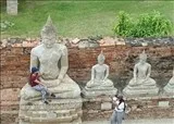 Nữ du khách ngồi vào lòng tượng Phật ở Thái Lan đã... thoát hiểm thế nào?