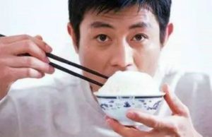 Tướng ăn quan trọng hơn tướng mặt, từ cách ăn nhìn rõ một người