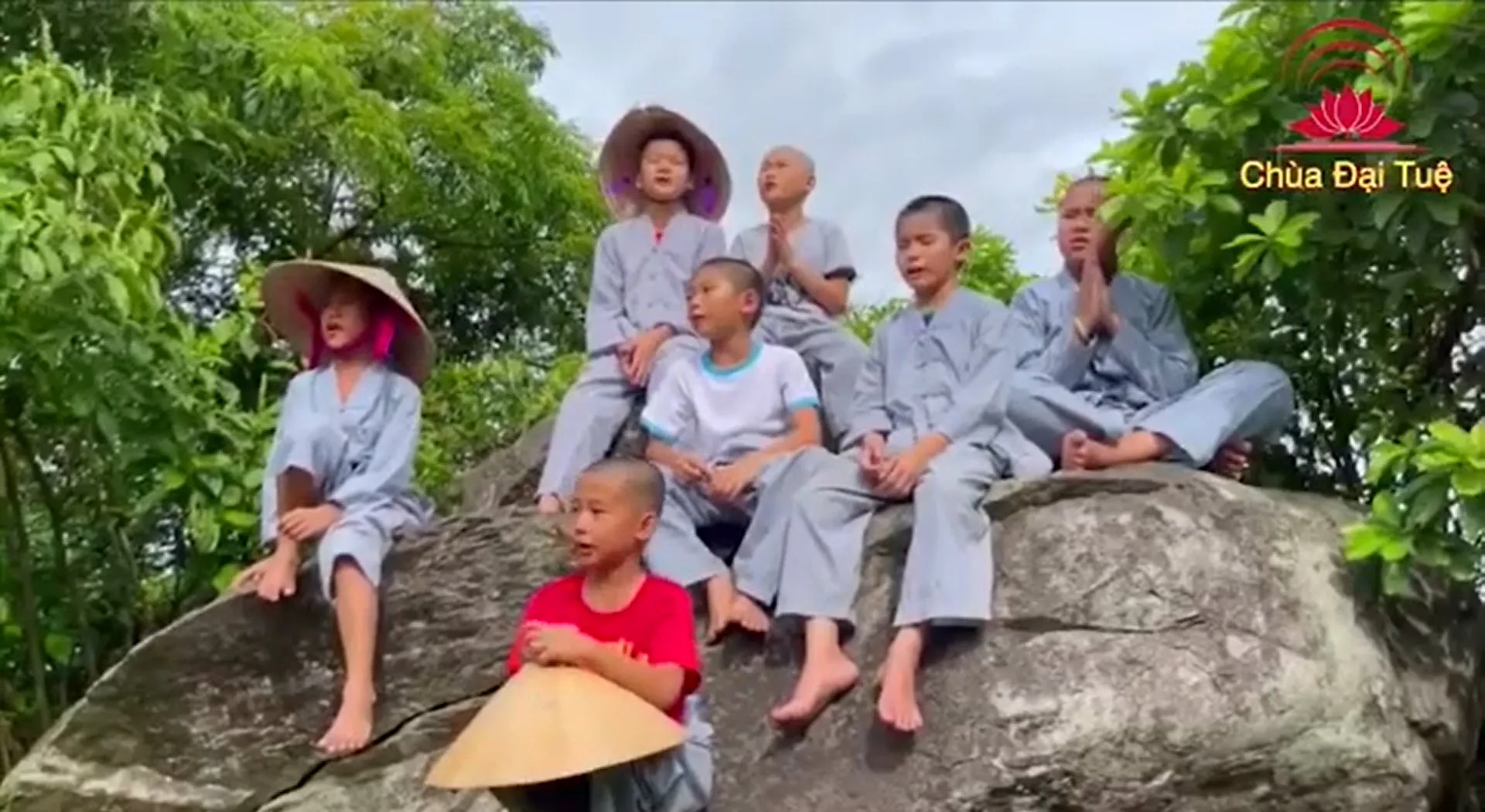 Các chú tiểu đọc thuộc làu làu Kinh Chuyển Pháp Luân