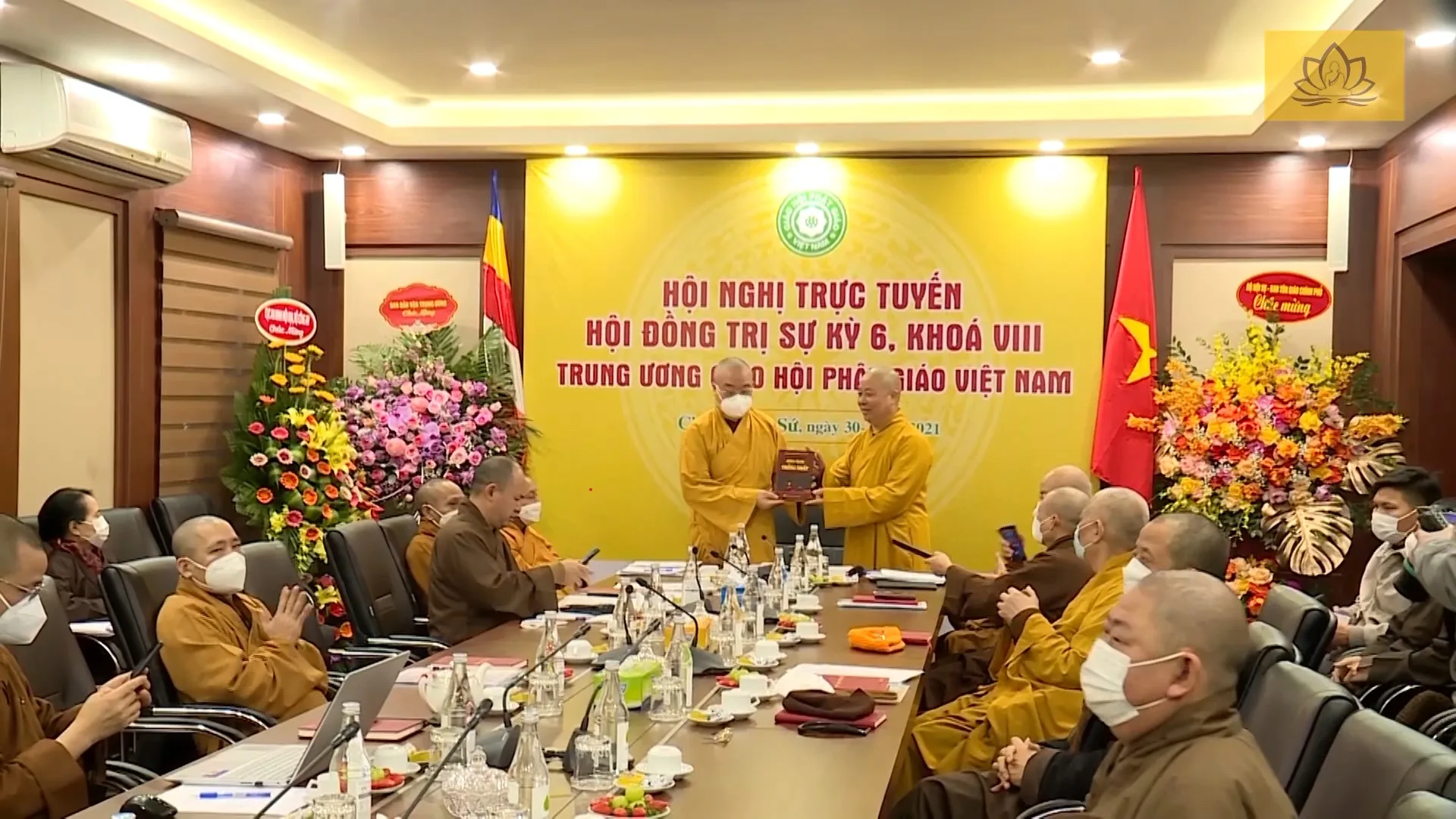 TT Thích Thọ Lạc trao kết quả nghiên cứu đề án Pháp phục và Khóa tụng thống nhất cho GHPGVN