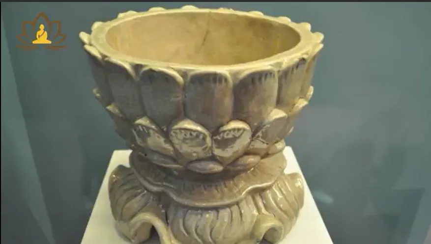 Chiêm ngưỡng sen trên cổ vật