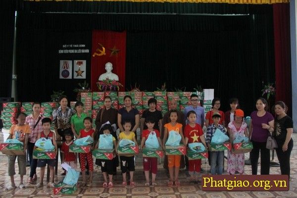 Thái Bình: TT.Thích Thanh Định trao hơn 350 phần quà từ thiện