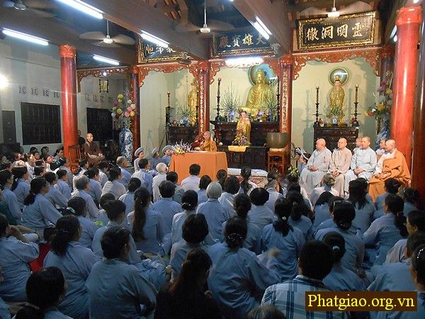 Đà Nẵng: Hàng vạn phật tử thính Pháp tại chùa Quang Minh