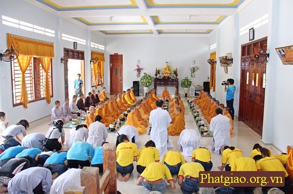 CLB Tấm Lòng Vàng cúng dường Trường hạ tịnh xá Ngọc Trung