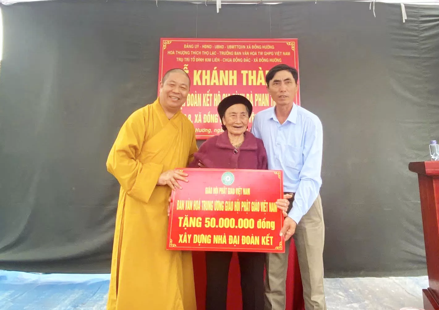 Ban Văn hoá Trung ương và quý phật tử ủng hộ 170 triệu đồng xây dựng nhà Đại Đoàn Kết