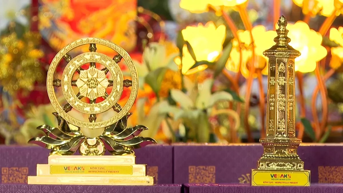 Ban Văn hóa Trung ương GHPGVN tiến hành nghi thức bàn giao quà tặng Đại biểu cho Tiểu ban Cư trú Ban Tổ chức Đại lễ Vesak Liên Hợp quốc 2025