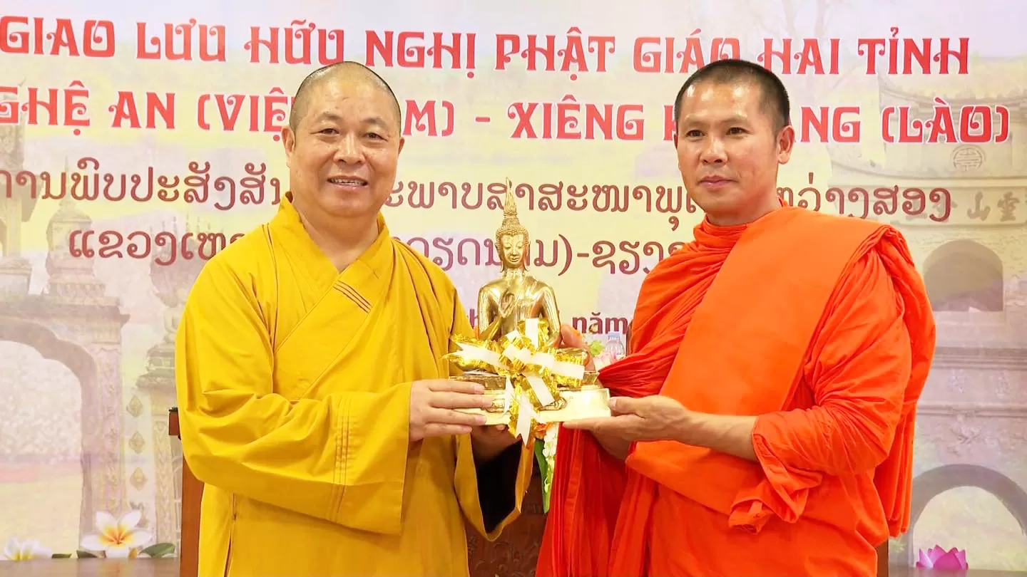 Chương trình Giao lưu hữu nghị Phật giáo Nghệ An – Xiêng Khoảng: Thăm viếng Nghĩa trang Liệt sĩ Việt – Lào tại Anh Sơn