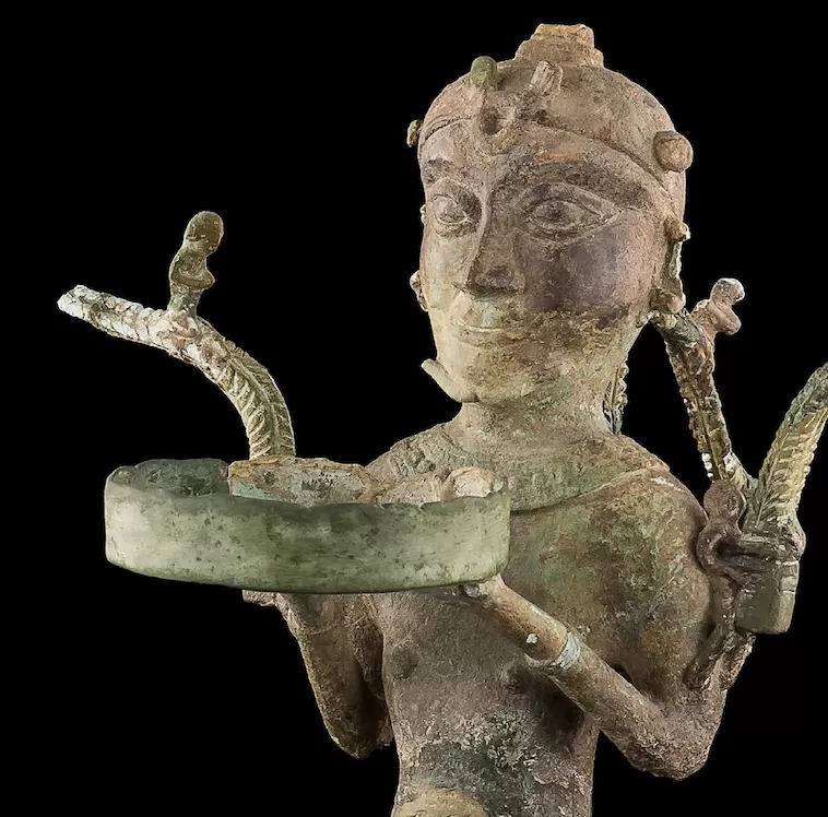 Bảo vật Quốc gia: Cây đèn hình người quỳ