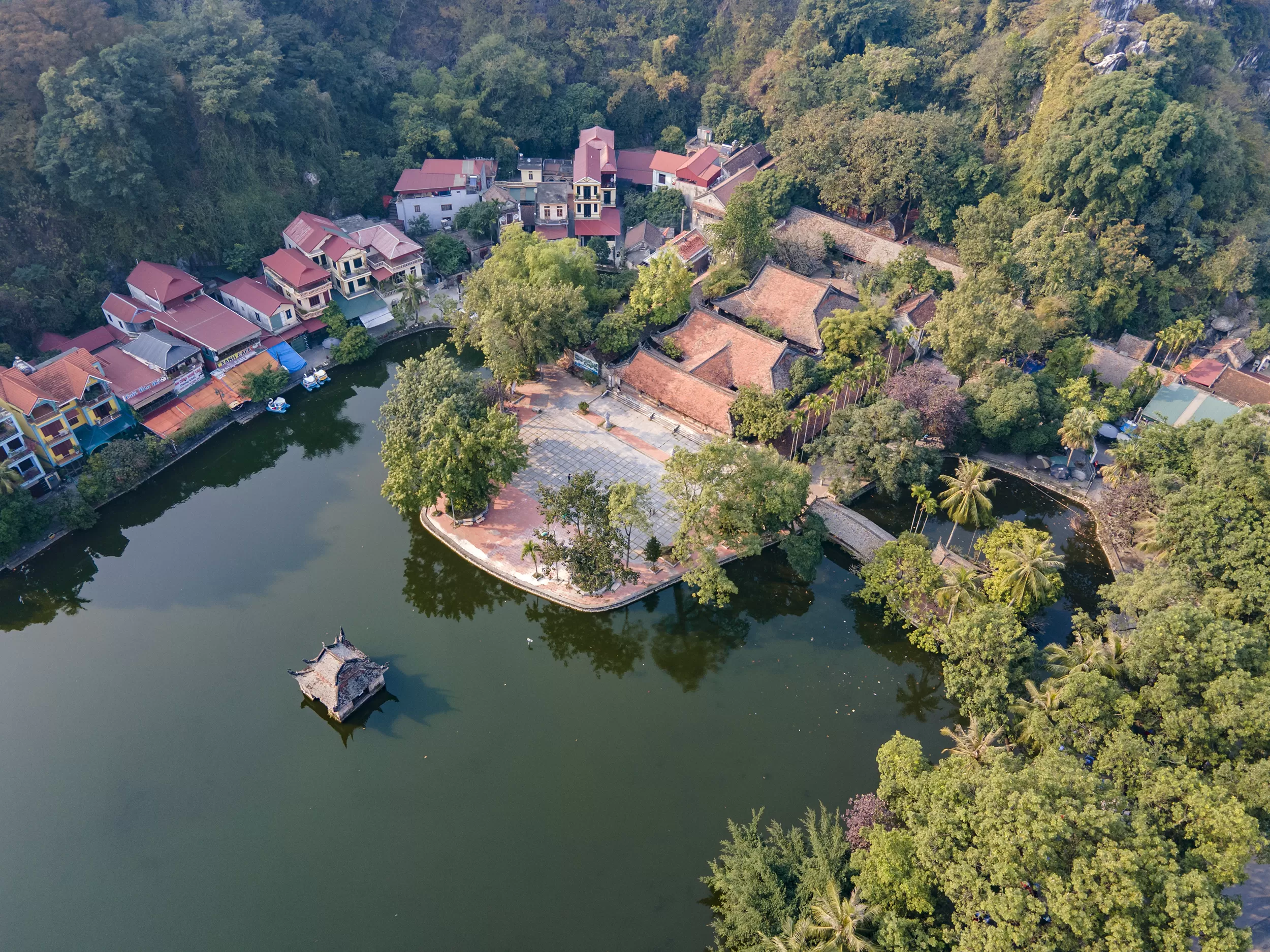 Kiến trúc cảnh quan các ngôi chùa tiền Phật - hậu Thánh