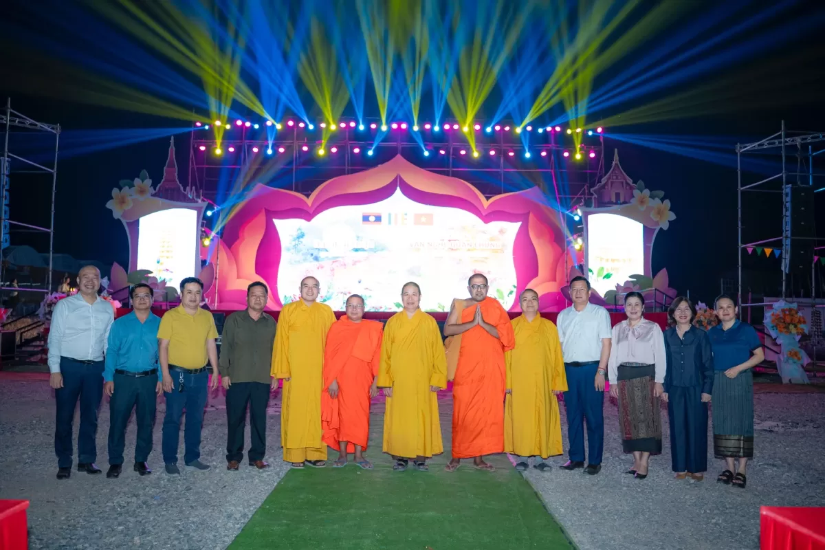 Trang nghiêm Lễ hội Đại đoàn kết tri ân tưởng niệm các Anh hùng Liệt sĩ Lào – Việt Nam tại Chùa Hữu Nghị, tỉnh Xiêng Khoảng (Lào)