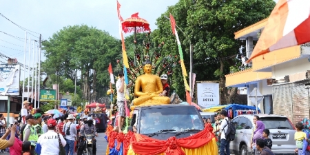 Chùm ảnh: Trang nghiêm rước Phật tại Indonesia