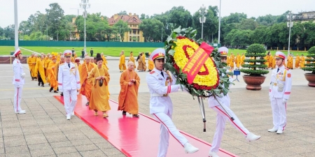 Đoàn Đại biểu Đại hội Phật giáo toàn quốc lần thứ VIII viếng lăng Chủ tịch Hồ Chí Minh