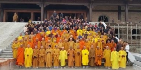 Hoà thượng Chủ tịch trồng cây tại chùa Tam Trúc – nơi tổ chức Vesak LHQ 2019