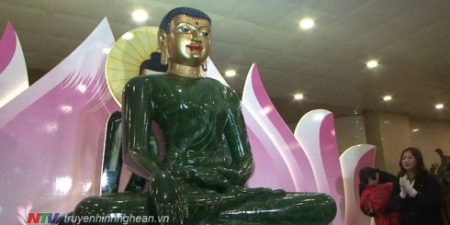 Chùa Đại Tuệ cung nghing Phật Ngọc Hòa Bình thế giới