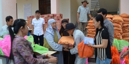 Quảng Nam: Tặng quà từ thiện đến bà con nghèo thị xã Điện Bàn